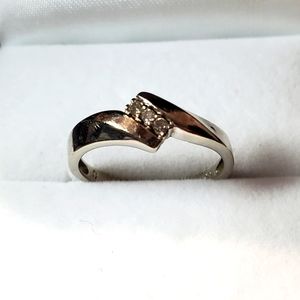 10k White gold tiny diamond chips ring